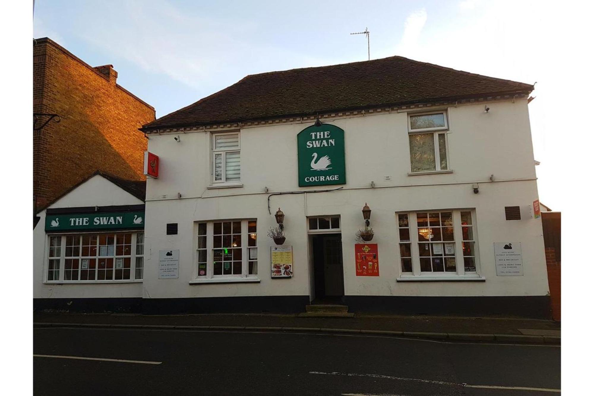 Swan Inn, Heathrow Airport Stanwell Exterior photo